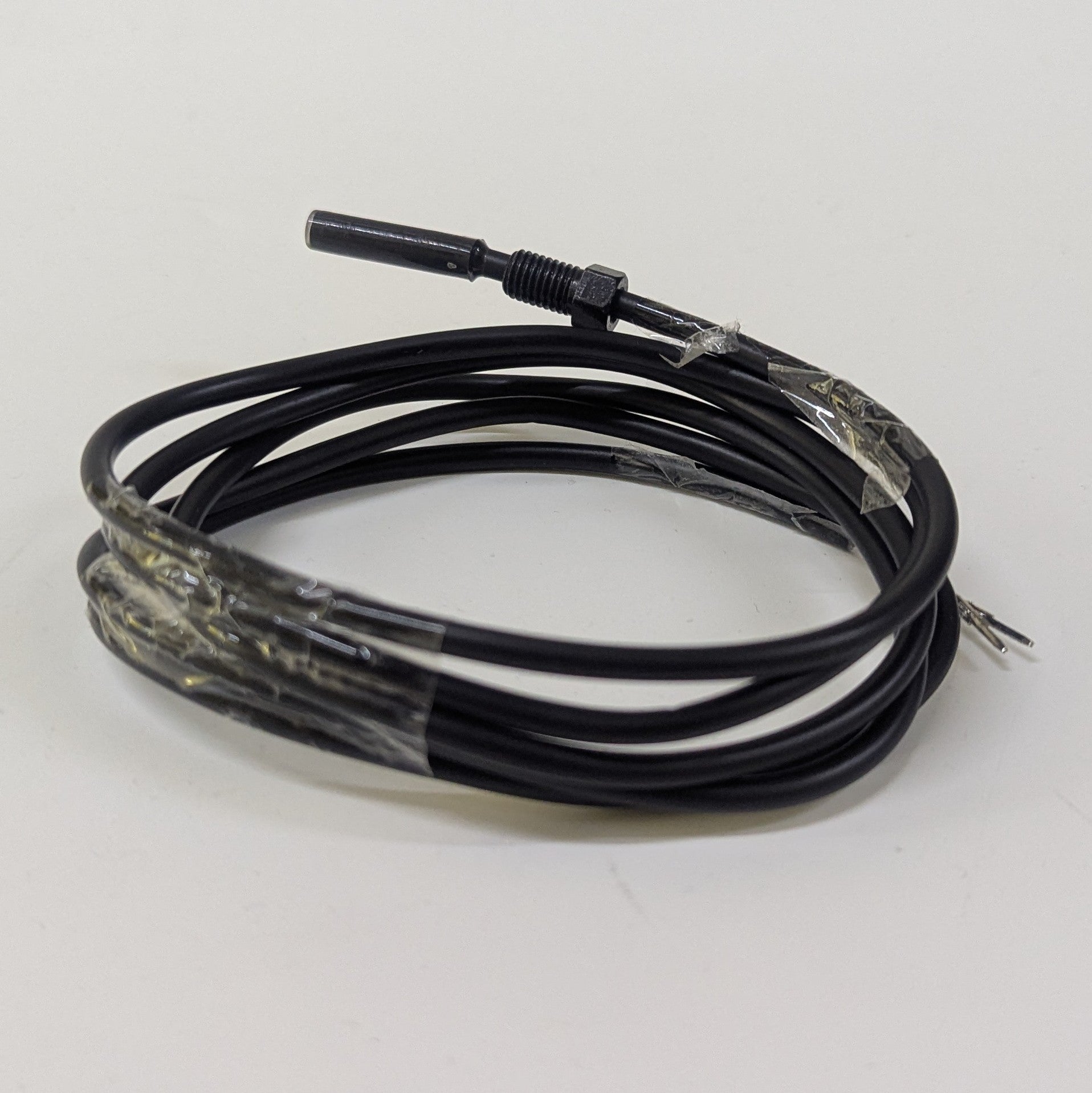 Coiled black cable with a sensor Brake_Sensor_140_CM_ZOOM_-_Dualtron