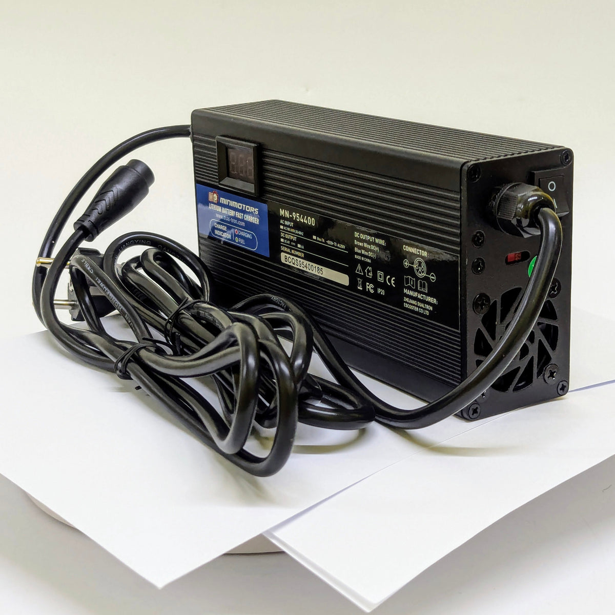 Chargeur rapide pour minimoteurs 84 V (95,4 V 4 A) (LP16) (UK) (Affichage) | 03.006.00055