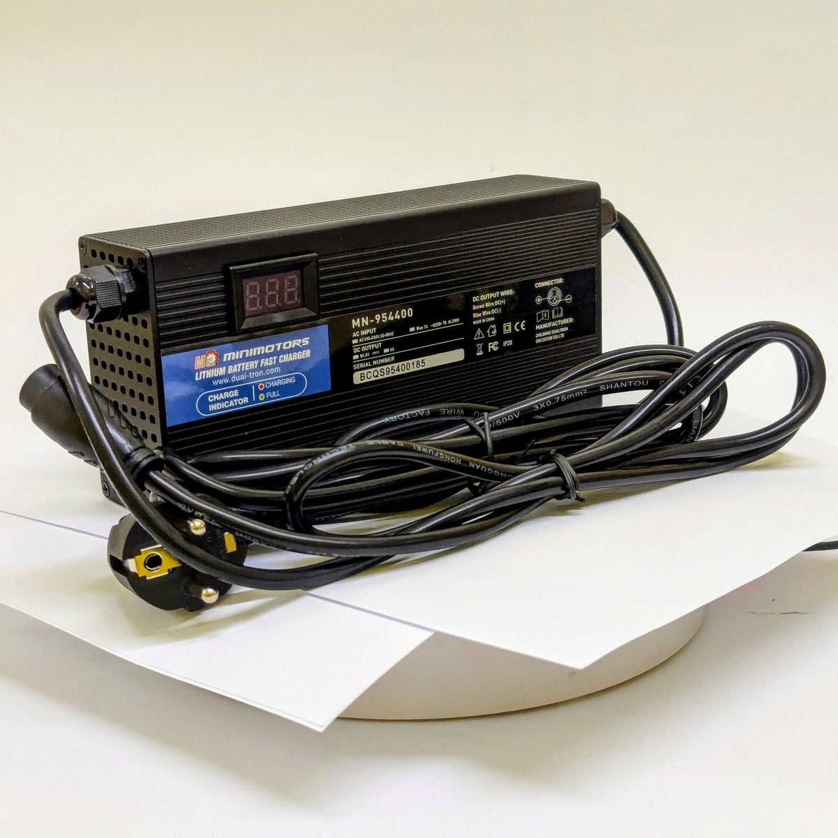 Chargeur rapide pour minimoteurs 84 V (95,4 V 4 A) (LP16) (UK) (Affichage) | 03.006.00055